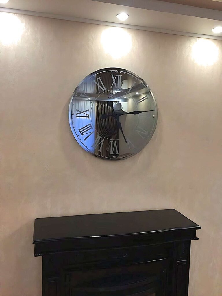 Часы из серого зеркала графит с пескойструйным рисунком