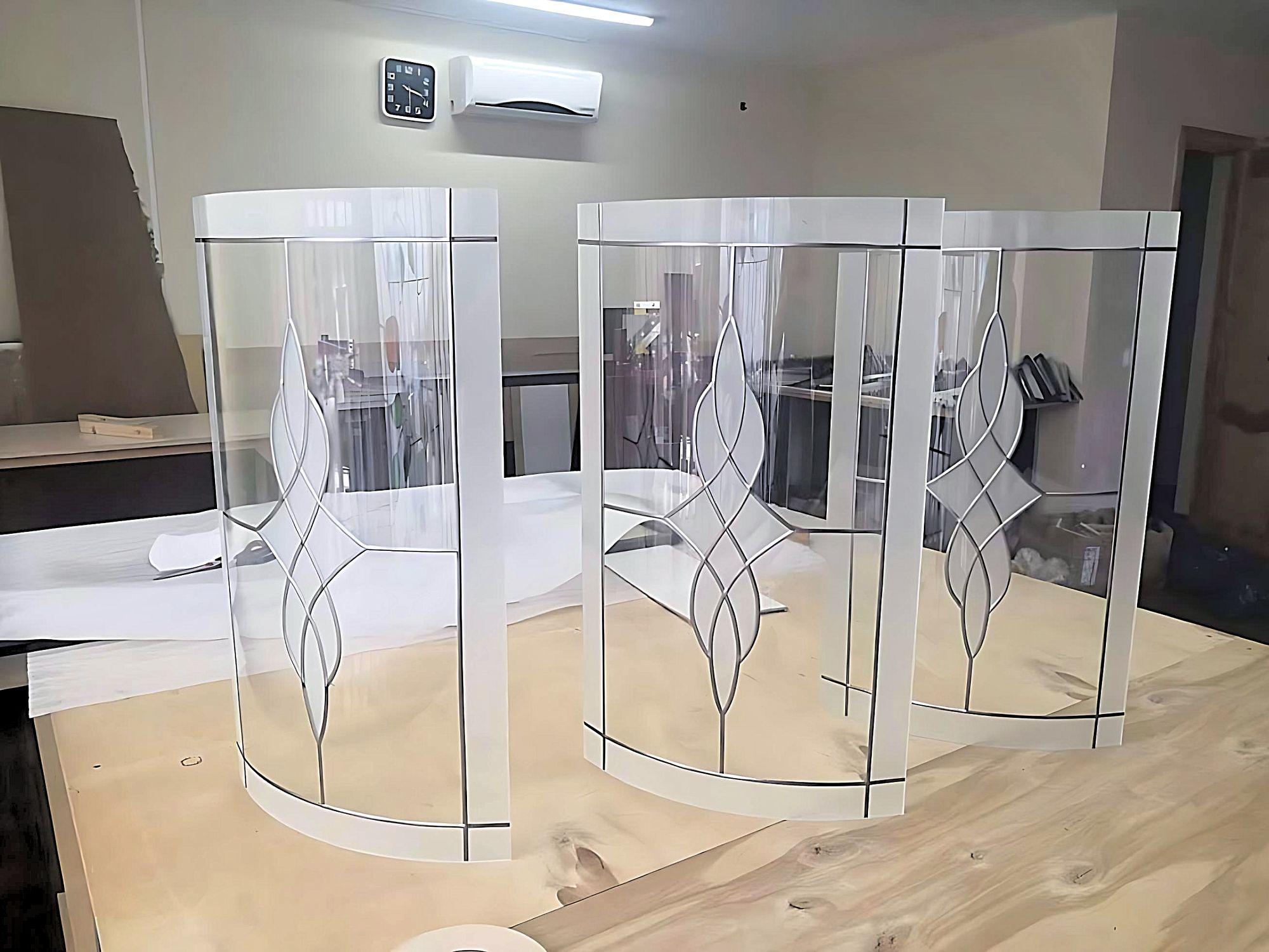 Гнутое стекло с с пескоструйным рисунком и витражом витражом для кухни в Новороссийске, Анапе, Геленджике и Крымске