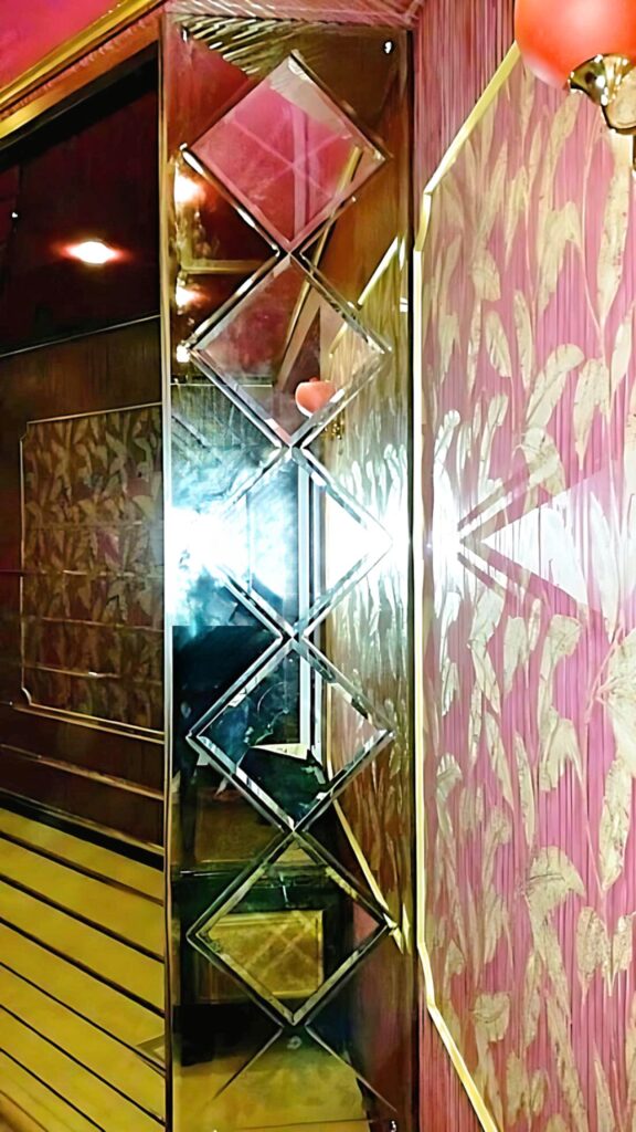 Оклейка колонны зеркалом бронза с гравировкой ромбы в Новороссийске Анапе Геленджике Крымске