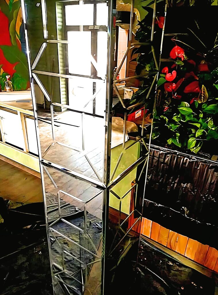 Оклейка колонны зеркалом с гравировкой в Новороссийске Анапе Геленджике Крымске