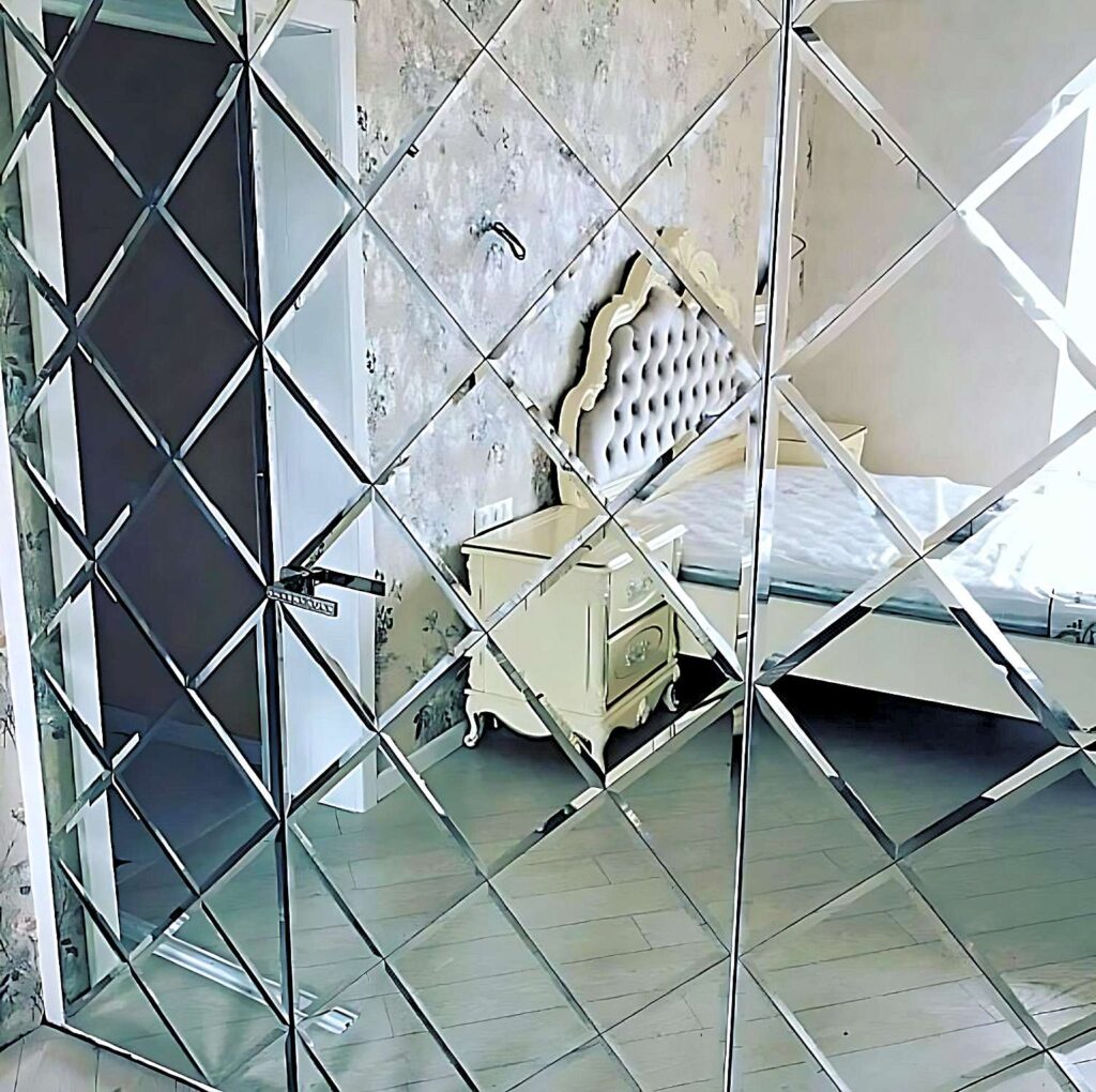 Зеркальное панно с фацетом на стене с дверью Новороссийск Анапа Геленджик Крымск